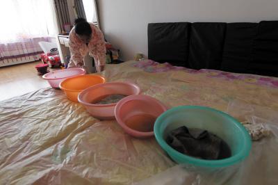 江门楼上漏水，住户失联，小区没物管，业主维权难！律师来支招……